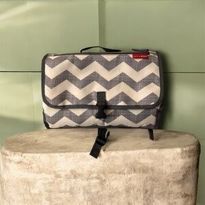 Skip Hop Chevron Toiletry Bag in Gray and White ( Unisex )
